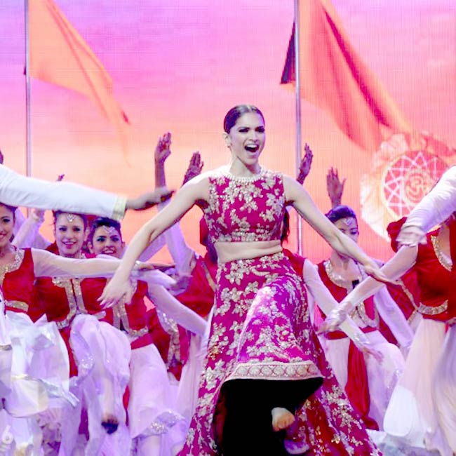 priyanka chopra dance performance 2016 deepika padukone dancing on malhari during iifa 2016 priyanka chopra dance performance 2016 deepika padukone dancing on malhari during iifa 2016