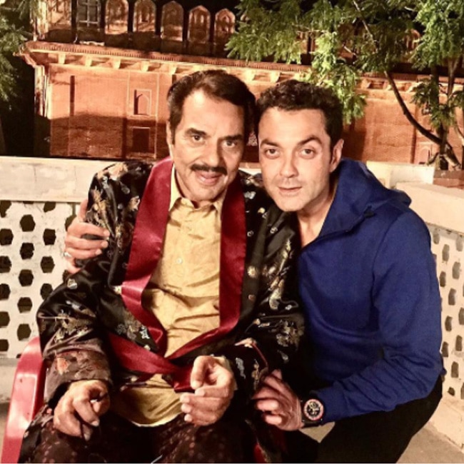 dharmendra-with-bobby-deol-on-sets-of-ya