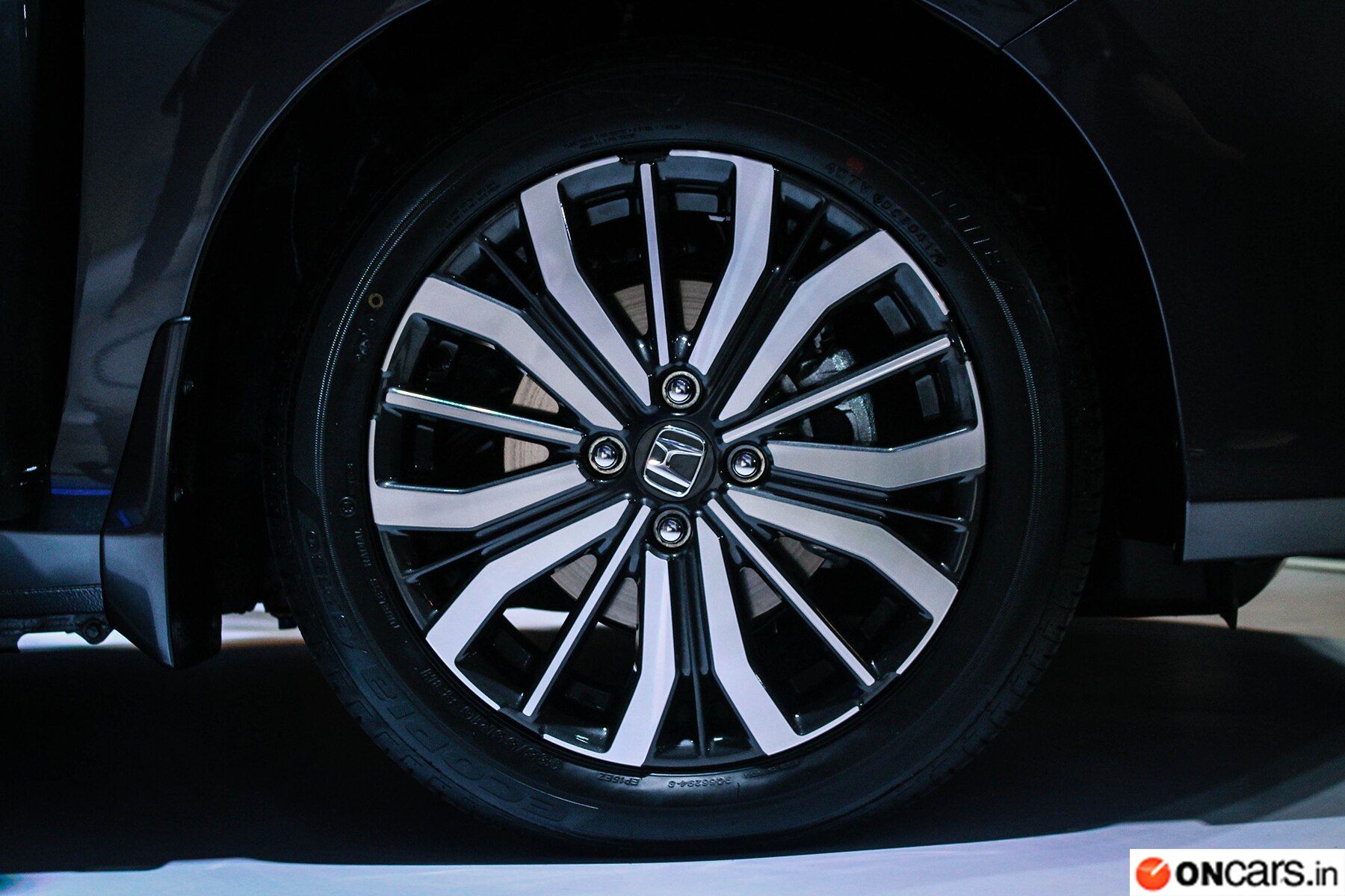 The Honda City facelift comes with 16 inch diamond cut alloy wheels and electrically retractable