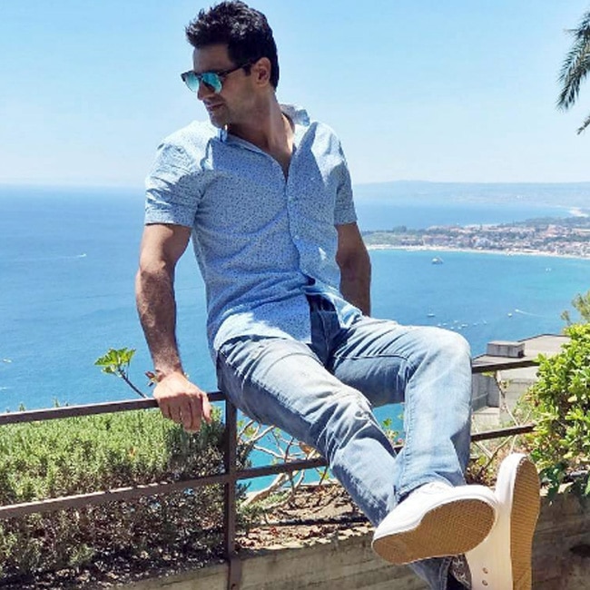 vivek dahiya background divyanka tripathi dahiya posing at beach in italy pics vivek dahiya background divyanka tripathi dahiya posing at beach in italy pics