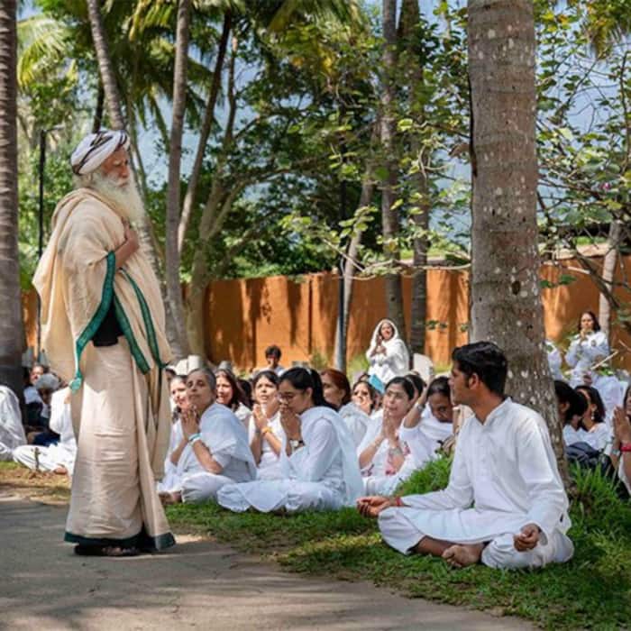 10 Quotes by Sadhguru Jaggi Vasudev on Life