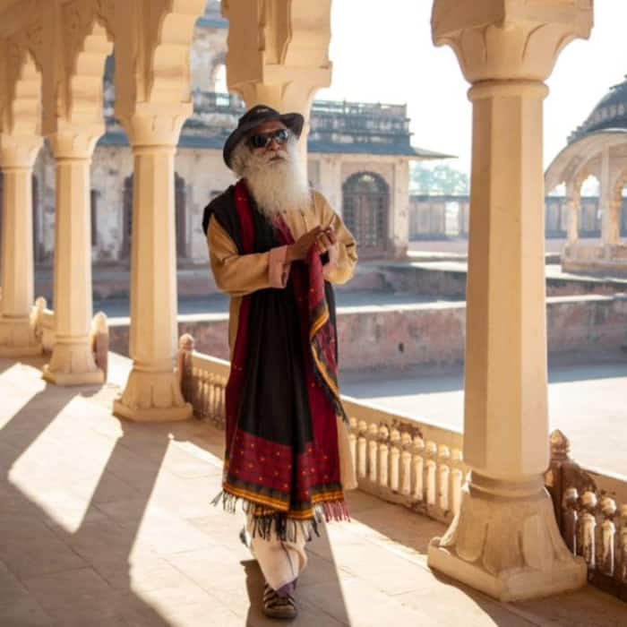 10 Quotes by Sadhguru Jaggi Vasudev on Life