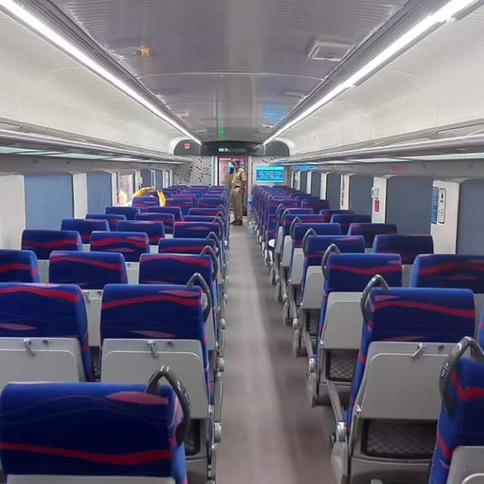 7  How many coaches are there in the Jammu Tawi   Srinagar Vande Bharat Express 