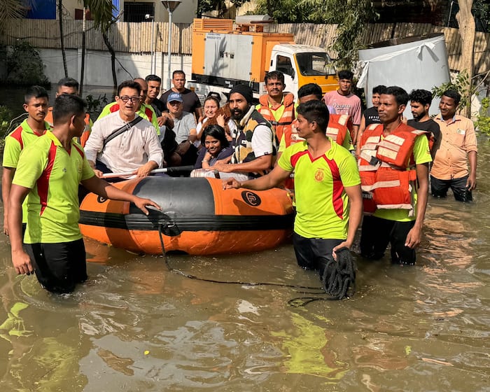 Aamir Khan and Vishnu Vishal were seen getting help from the rescue officers 