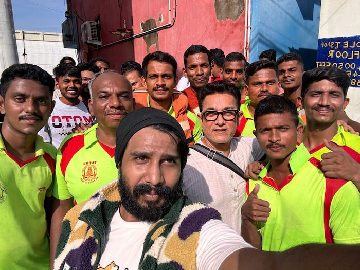 Aamir Khan and Vishnu Vishal with the rescue workers