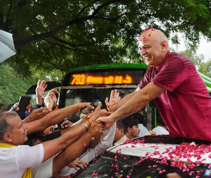 AAP Leader Manish Sisodiya Walks Out of Tihar Jail
