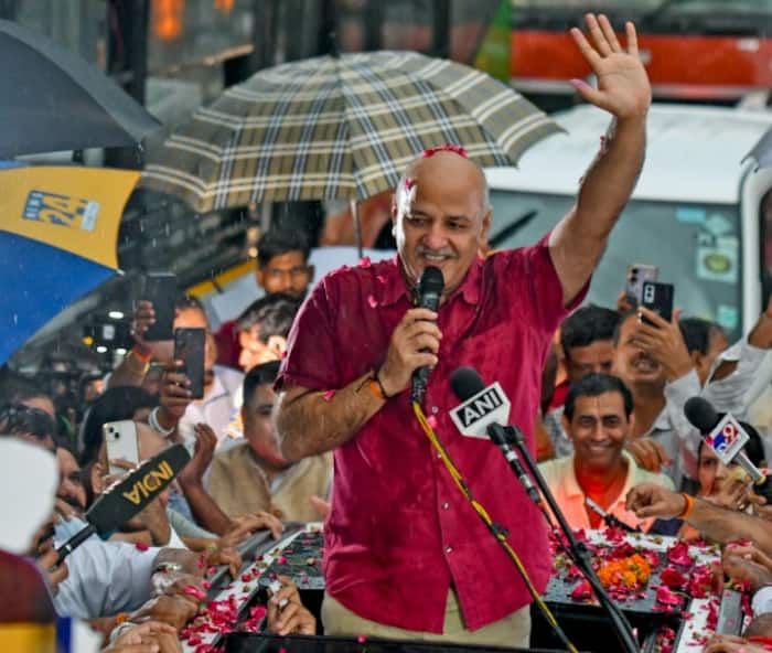 AAP Leader Manish Sisodiya Walks Out of Tihar Jail