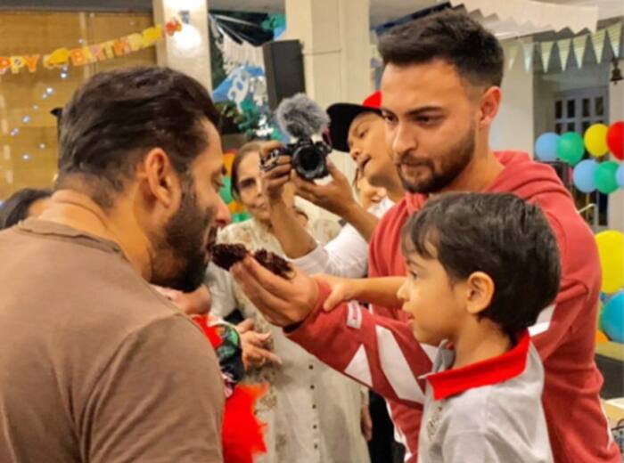 Aayush  Ahil and Salman eating cake