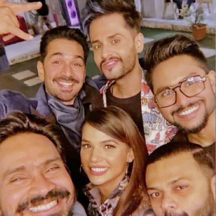 Abhinav Shukla  Naina Singh  Mushtaq Sheikh  Jaan Kumar Sanu pose for a selfie