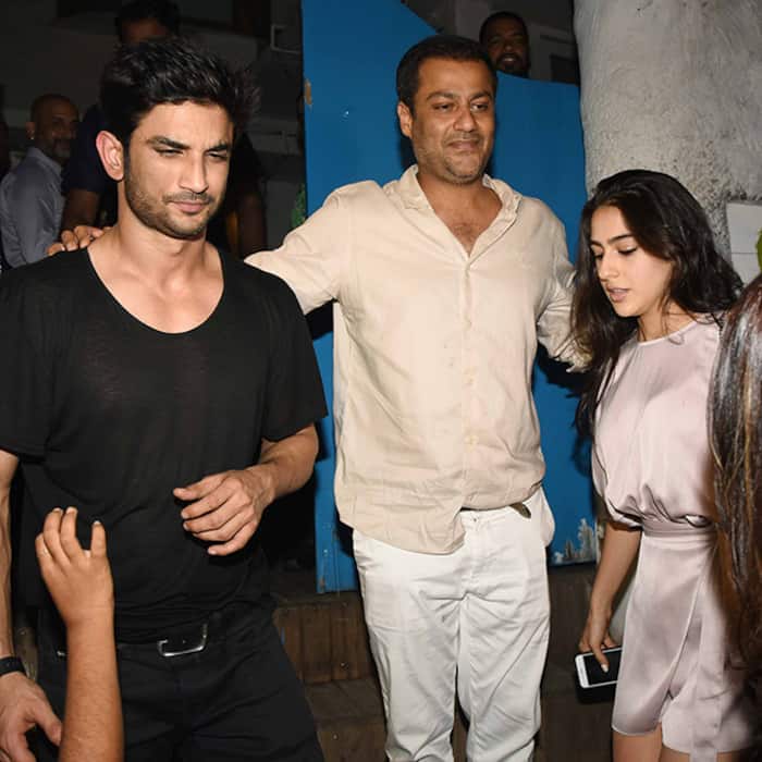 Abhishek Kapoor posing with Sushant Singh Rajput and Sara Ali Khan