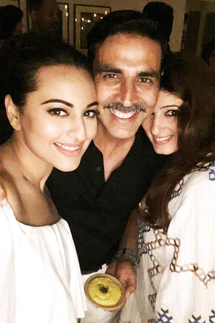 Akshay Kumar, Twinkle Khanna and Sonakshi Sinha pose for a selfie