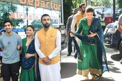 Alia Bhatt And Ranbir Kapoor Look Ethereal in Traditional Outfits at Mumbai Airport – PICS