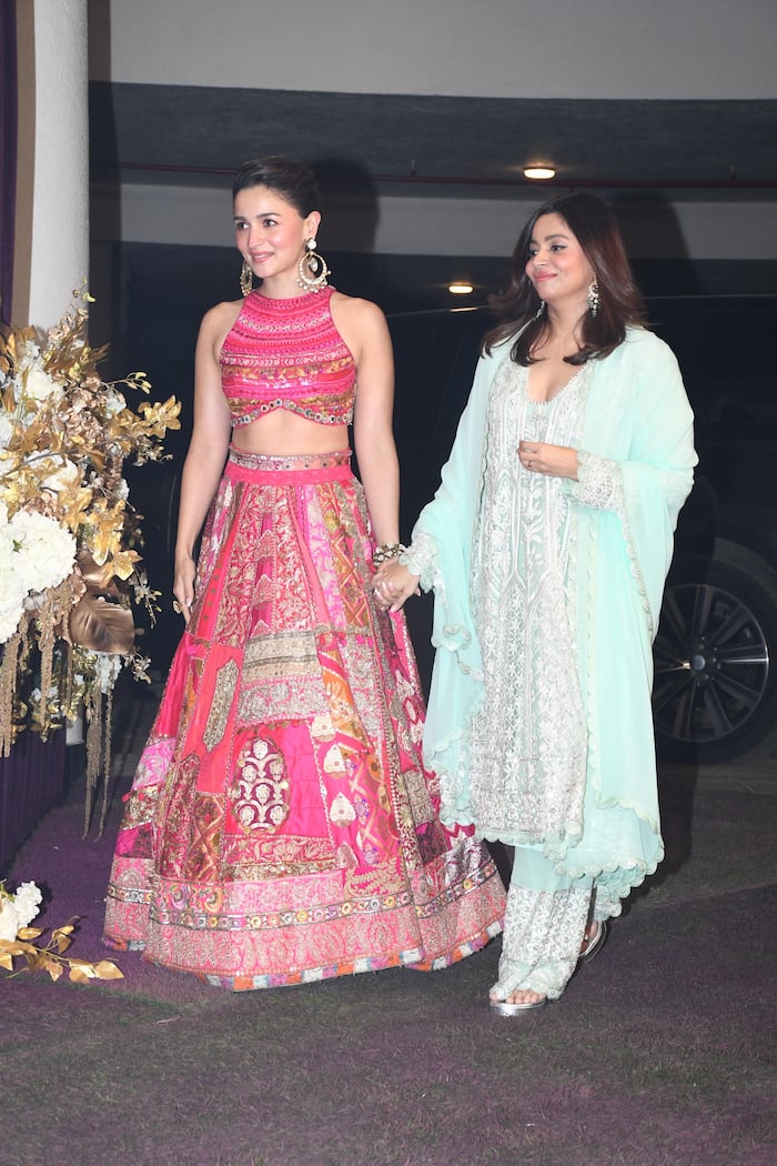 Alia Bhatt rewore her wedding Mehendi ceremony outfit at Manish Malhotra s Diwali party 