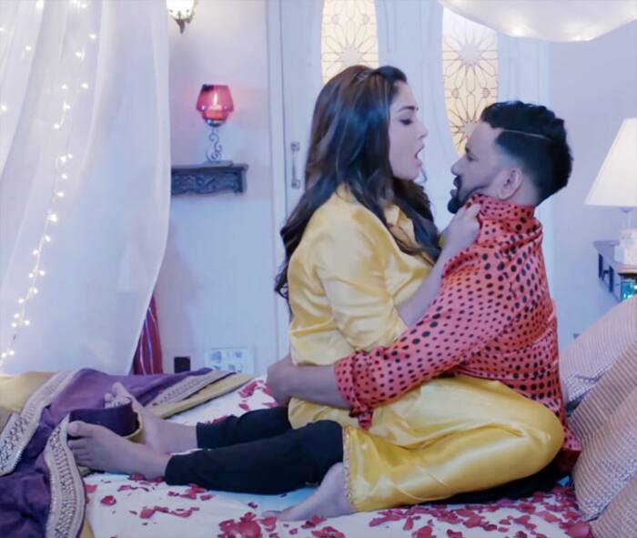 Amrapali Dubey Nirahua Romance in New Song