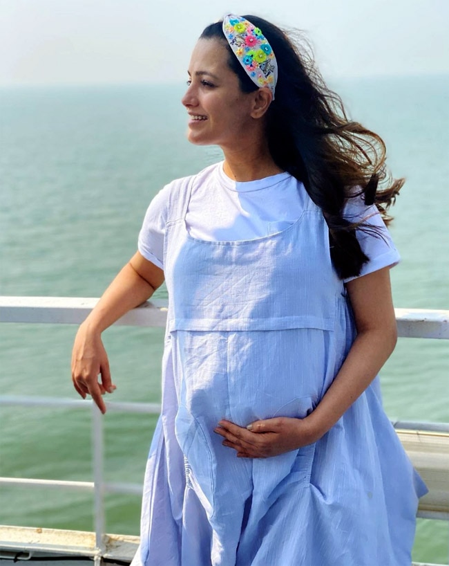 Anita Hassanandani Looks Pretty in Blue as She Flaunts Her Baby Bump in New Pics