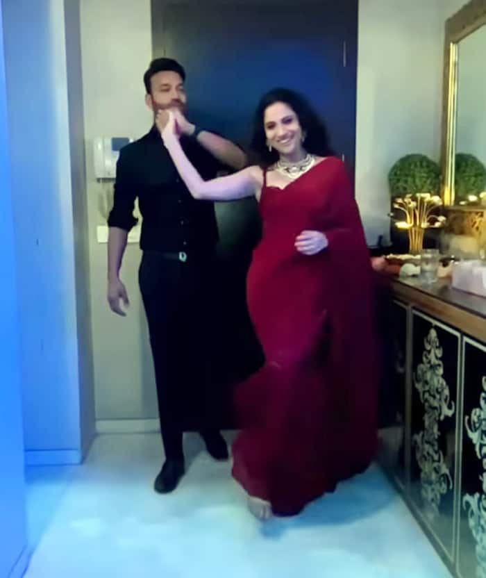 Ankita Lokhande - Vicky Jain kissed while dancing together