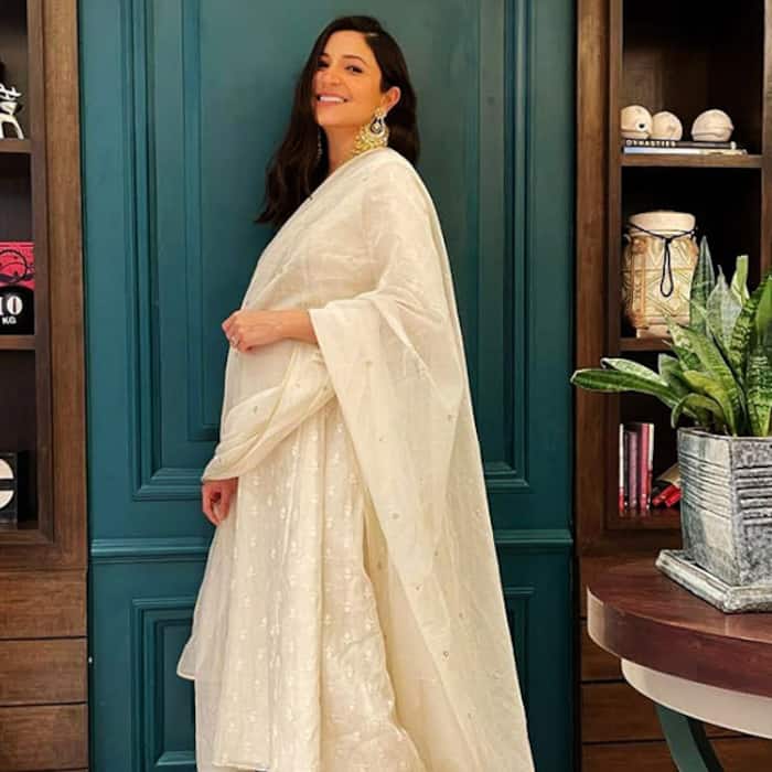 Anushka Sharma looks lovely in a simple white anarkali for Diwali 2020