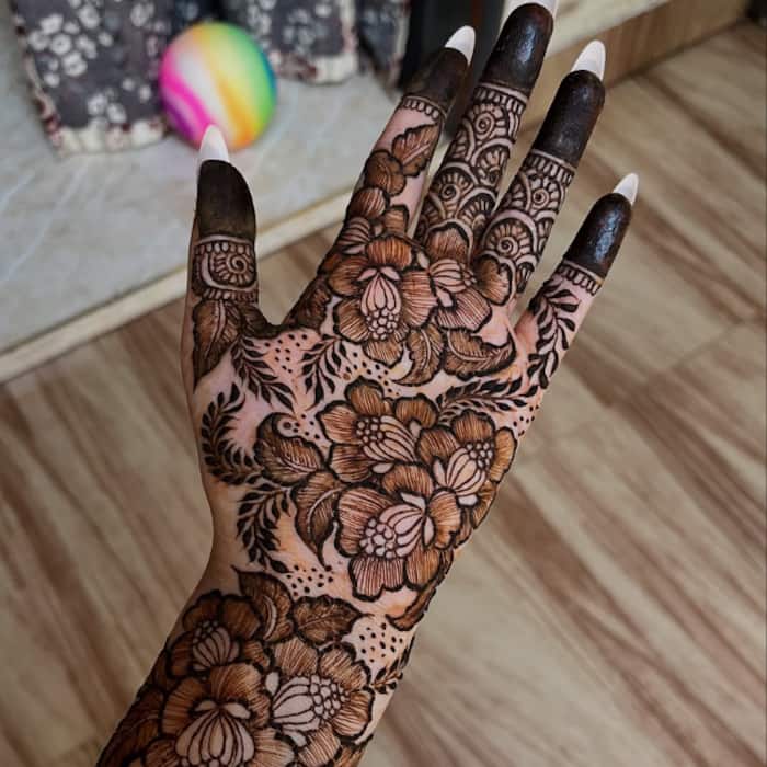 Arabic mehndi design: Bold leafy trails and open spaces create a stylish and modern festive look.