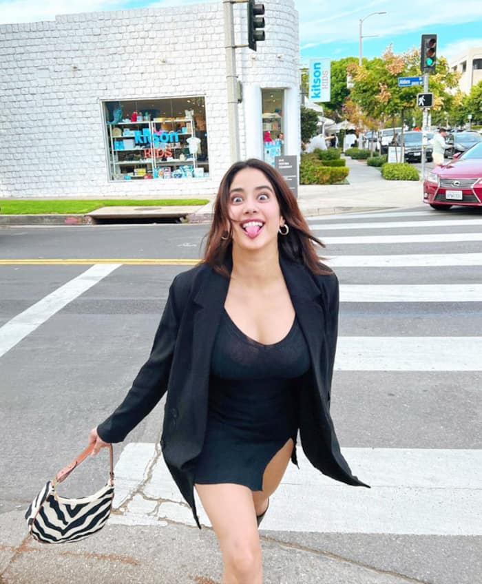 Arjun Kapoor Comments On Jhanvi Kapoor s Stunning Pictures