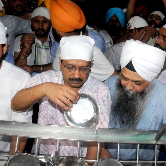 Arvind Kejriwal cleans dishes at Golden Temple