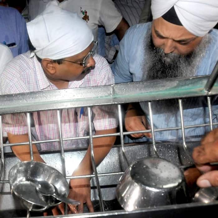 Arvind Kejriwal cleans utensils in Golden Temple, Amritsar
