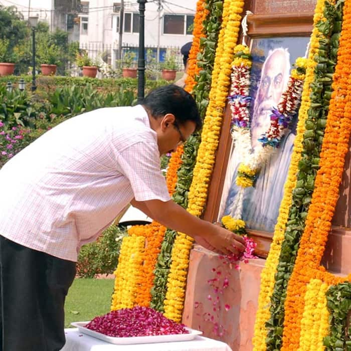 Arvind Kejriwal pays floral tribute to Shaheed Bhagat Singh