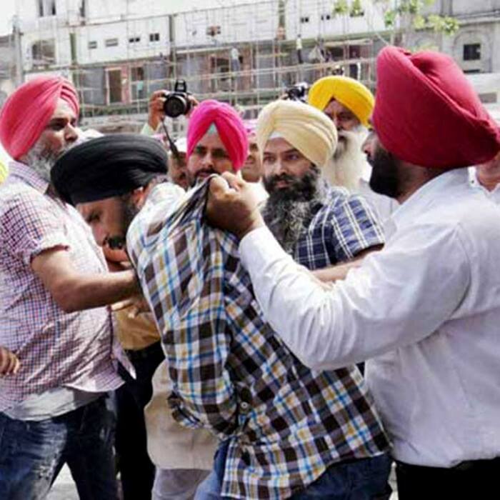 Arvind Kejriwal  s security men scuffle with a man who threw pamphlets