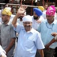 Arvind Kejriwal visits Golden temple, faces ‘pamphlet protest’