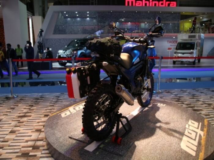 At rear it is equipped single piece unit, upswept exhaust and conventional indicators. It also features space for saddle bags and judging by the response on the current model of Mojo, we think that this bike will manage to attract eyeball of its buyers.