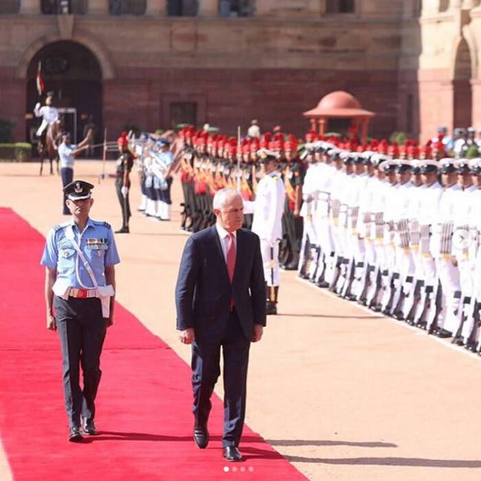 Australian PM Malcolm Turnbull meeting Indian armed forces at India Gate
