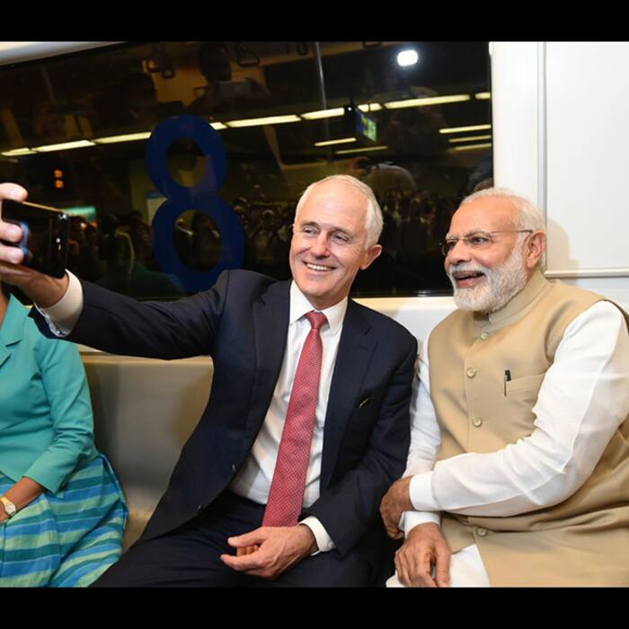 Australian PM Malcolm Turnbull taking a selfie with Indian Prime Minister Narendra Modi