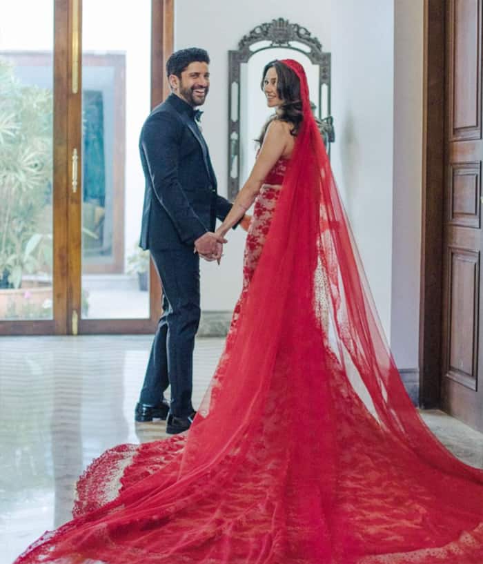 Aww  Farhan Akhtar Shibani Dandekar Hold Hand in Hand