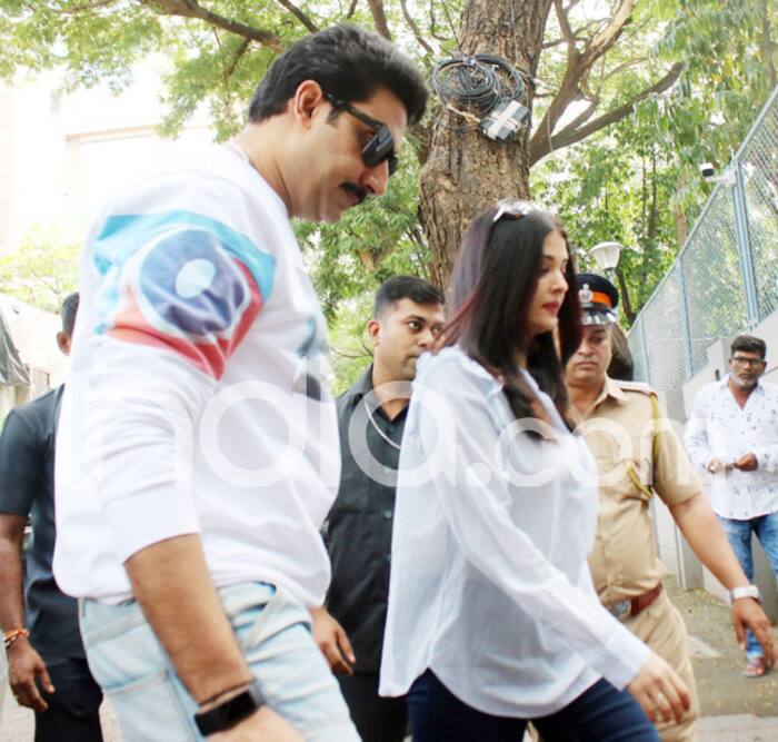 Bachchan Family arrive together to cast their votes