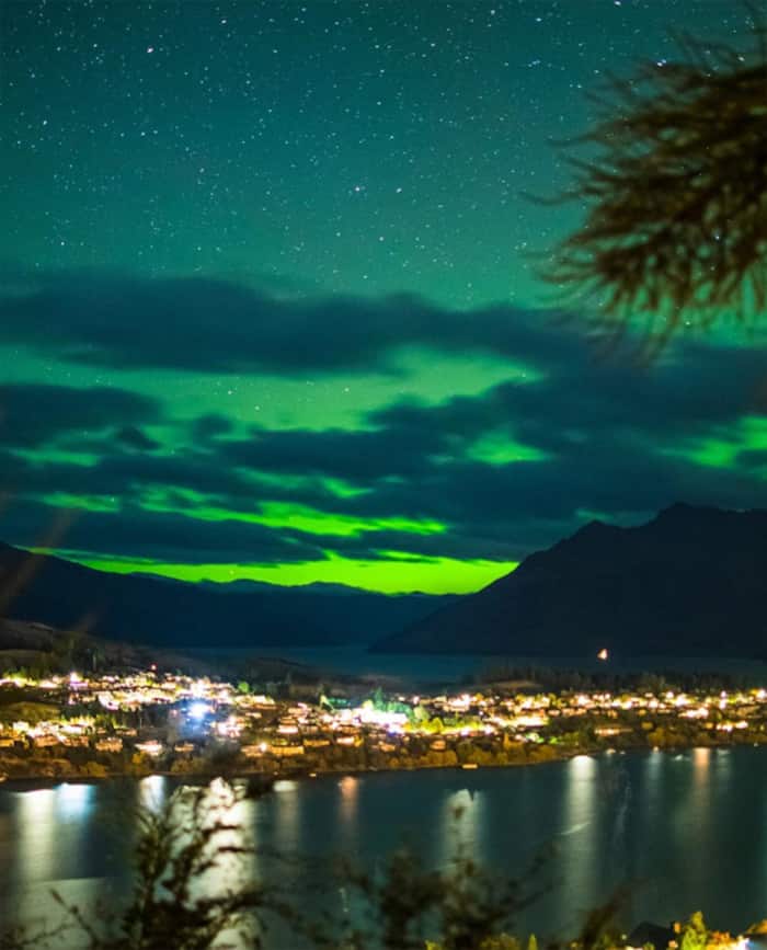 Difference between Aurora Australis and Borealis