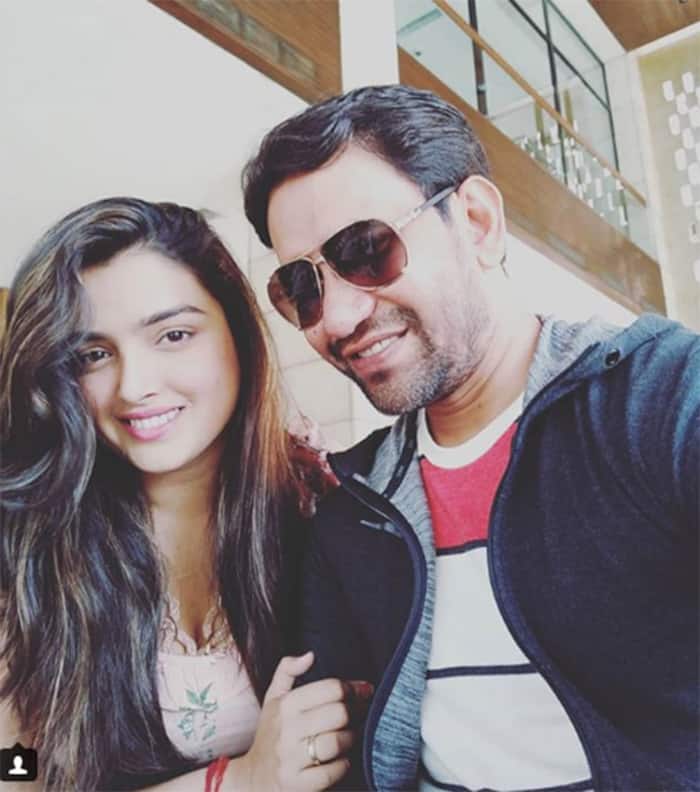 Bhojpuri on screen Hot Jodi Amrapali Dubey And Dinesh Lal Yadav Look Super Aww dorable