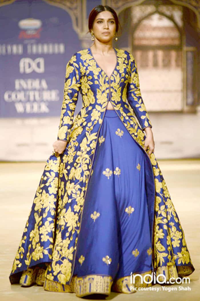 Bhumi Pednekar walking the ramp during Indian Couture Week 2017