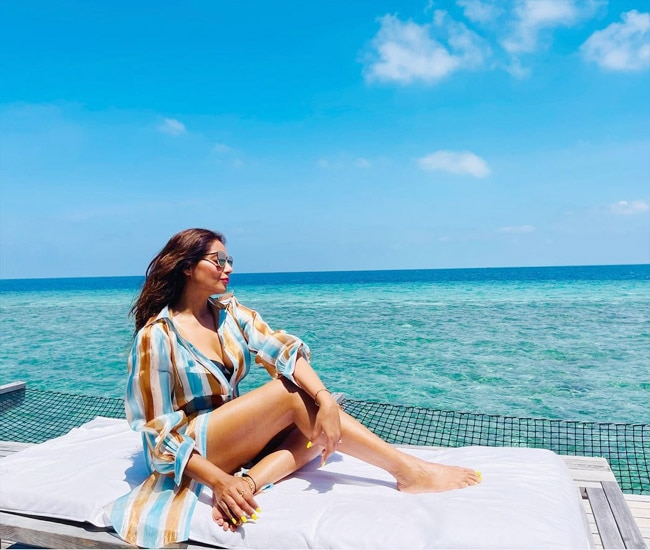 Bipasha Basu looks absolutely stylish in a black swimwear