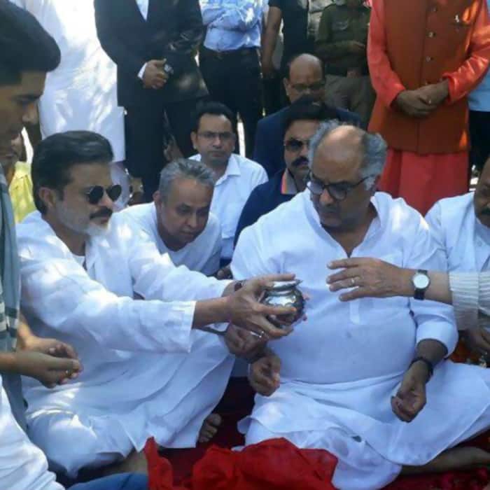 Boney Kapoor, Manish Malhotra, Amar Singh during Sridevi’s ashes immersion ceremony