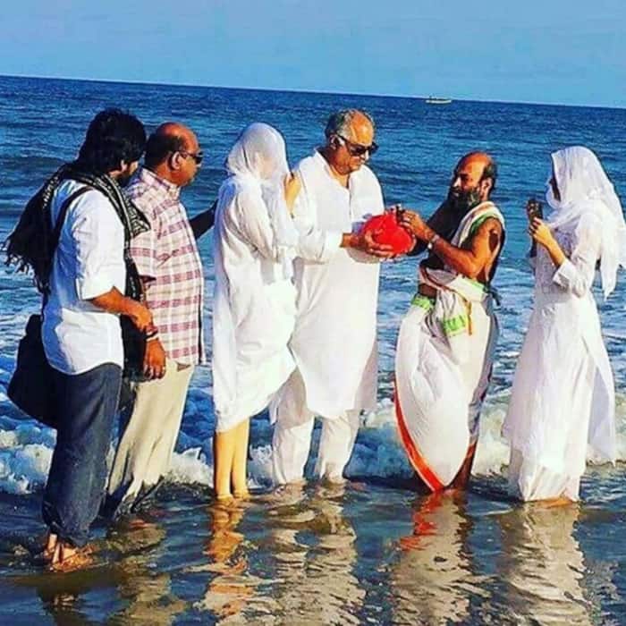 Boney Kapoor with daughters Khushi and Jhanvi Kapoor immersing Sridevi’s ashes