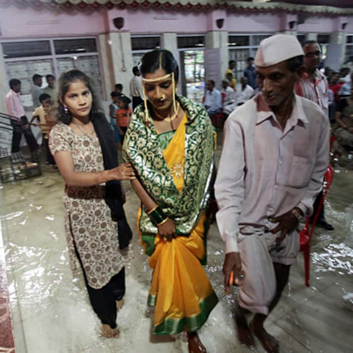 Bride making way to wedding amid heavy Mumbai rains