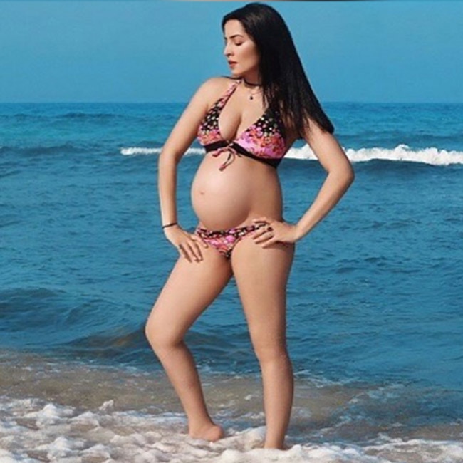 Celebs flaunting baby bump!