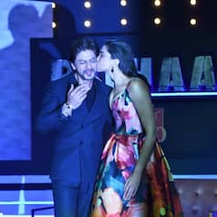 Pathaan: Deepika Padukone Plants a Kiss on Shah Rukh Khan's Cheeks at Press Conference - Cute PICS