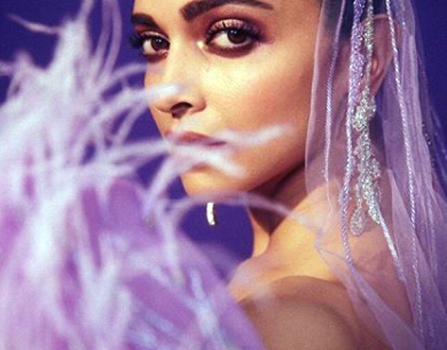 IIFA 2019: Deepika Padukone's Strapless 