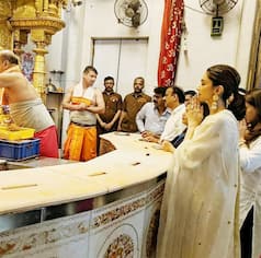PHOTOS: Deepika Padukone Seeks Blessing at Siddhivinayak Temple on Chhapaak Release Day