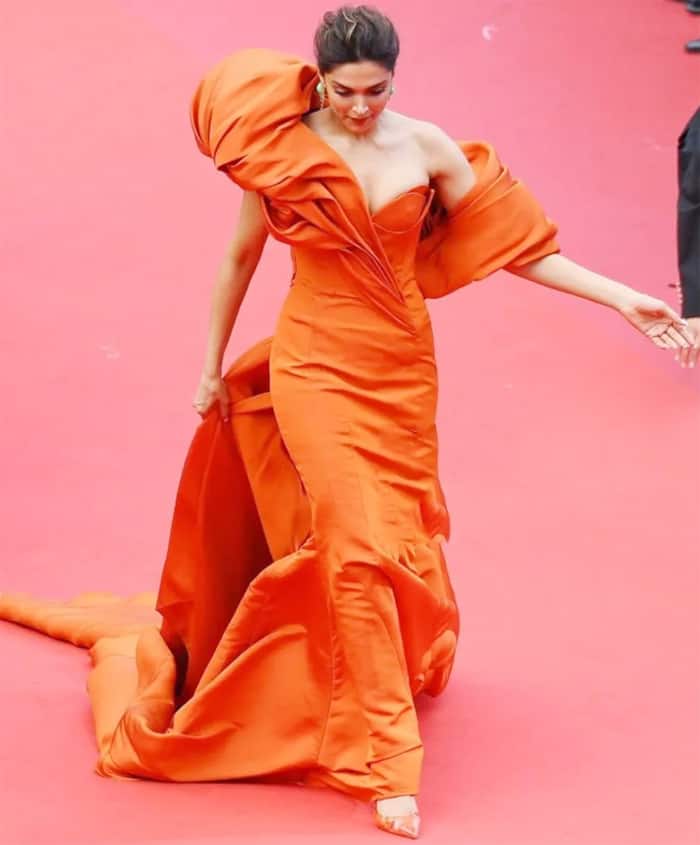deepika padukone orange dress pathan Director Siddharth Anand reveals why they chose a saffron bikini for Deepika Padukone in 'Besharam Rang' | Hindi Movie News