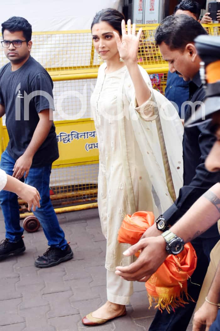 Deepika Padukone Seeks Blessing at Siddhivinayak Temple on Friday