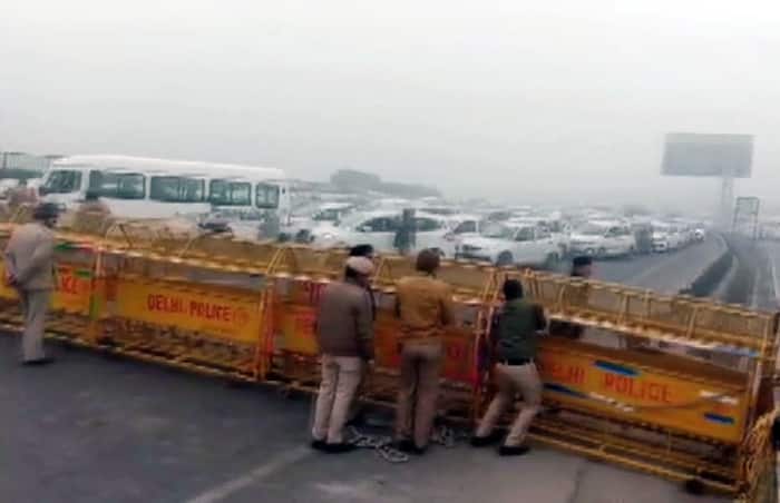 Delhi Police Barricade Delhi Gurugram Expressway 