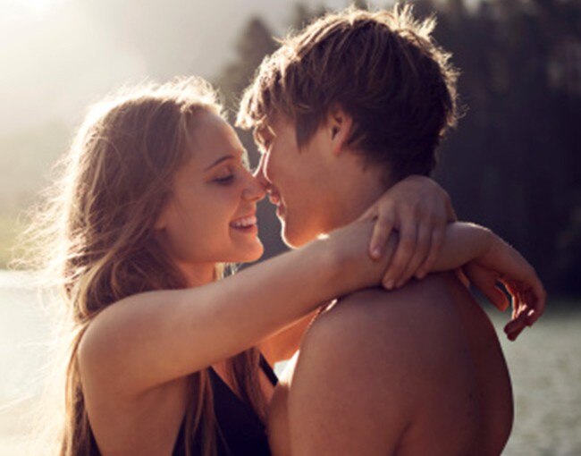 Here are 7 tips to kiss a girl for first time