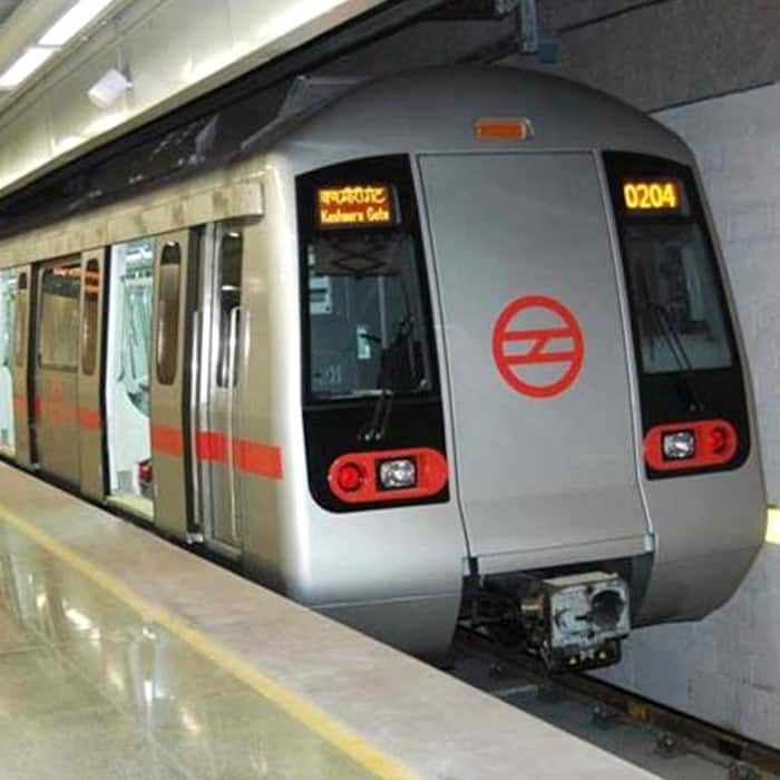 Elderly man commits suicide in front of metro in Delhi