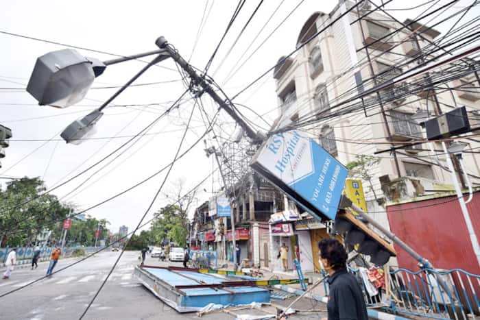 Electric Poles, Trees Fell on Streets; Power Cut, 4G Internet Severely Hit in Parts of Kolkata
